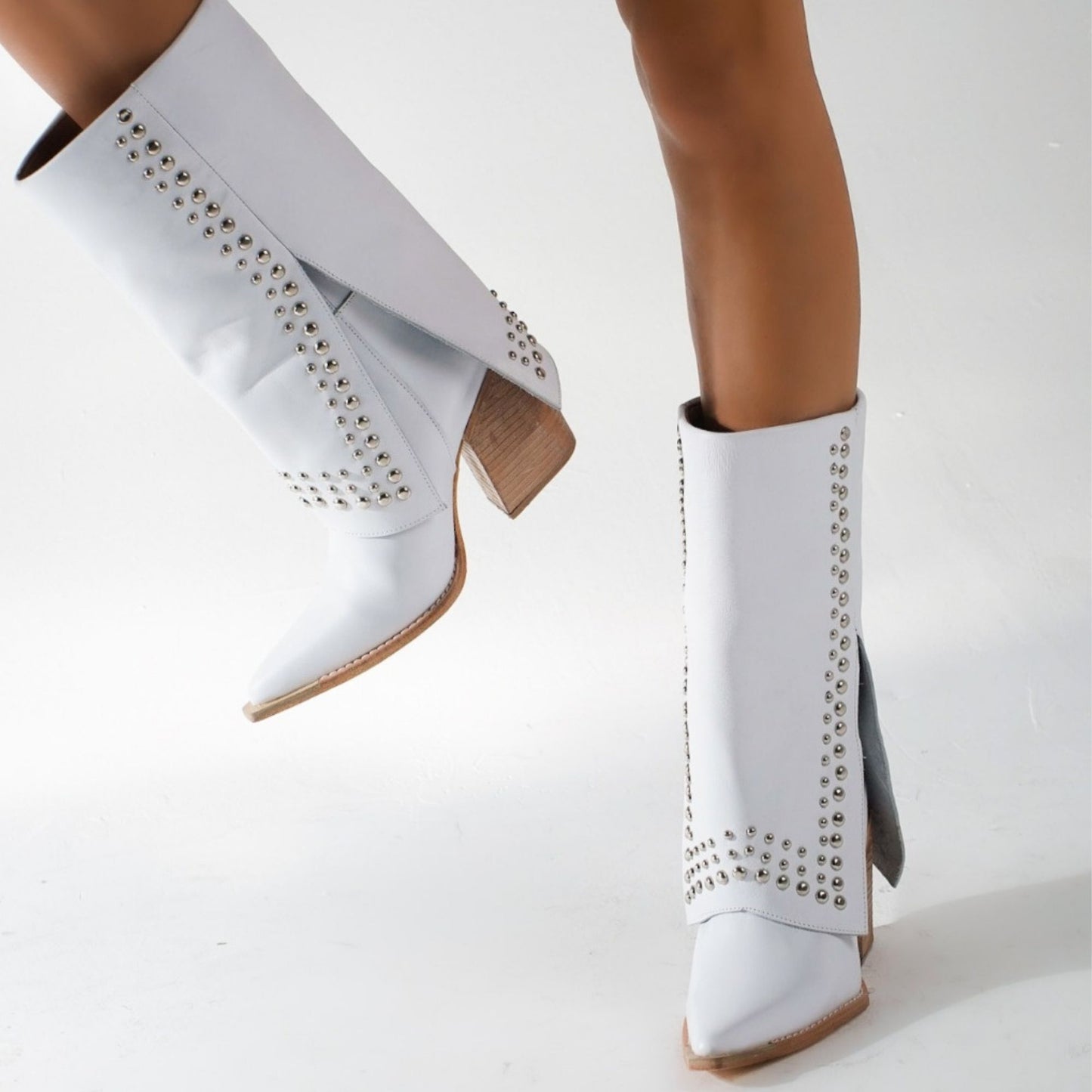 Bota cuero Polta Blanca Tachas.