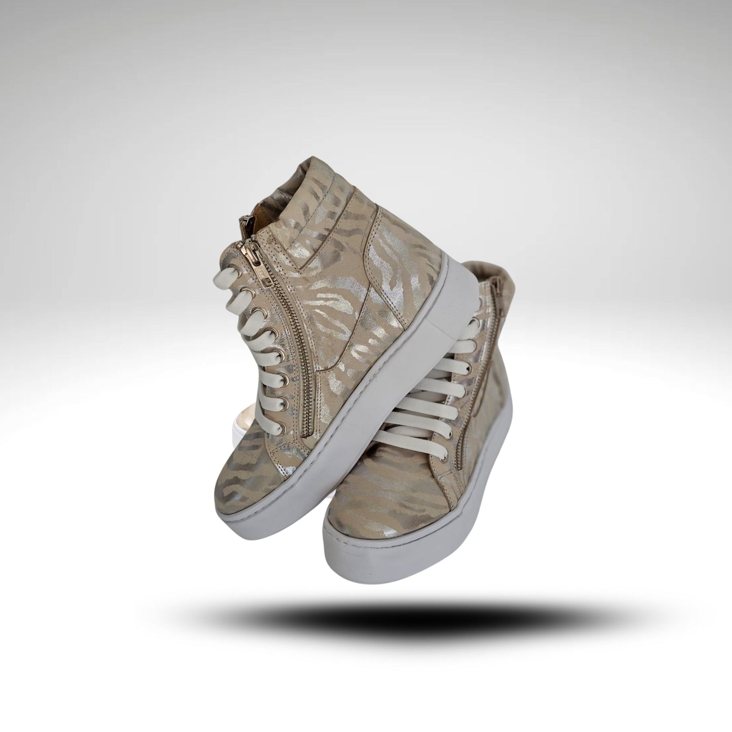 Zapatillas Roxi cuero , caña alta ,cordones.