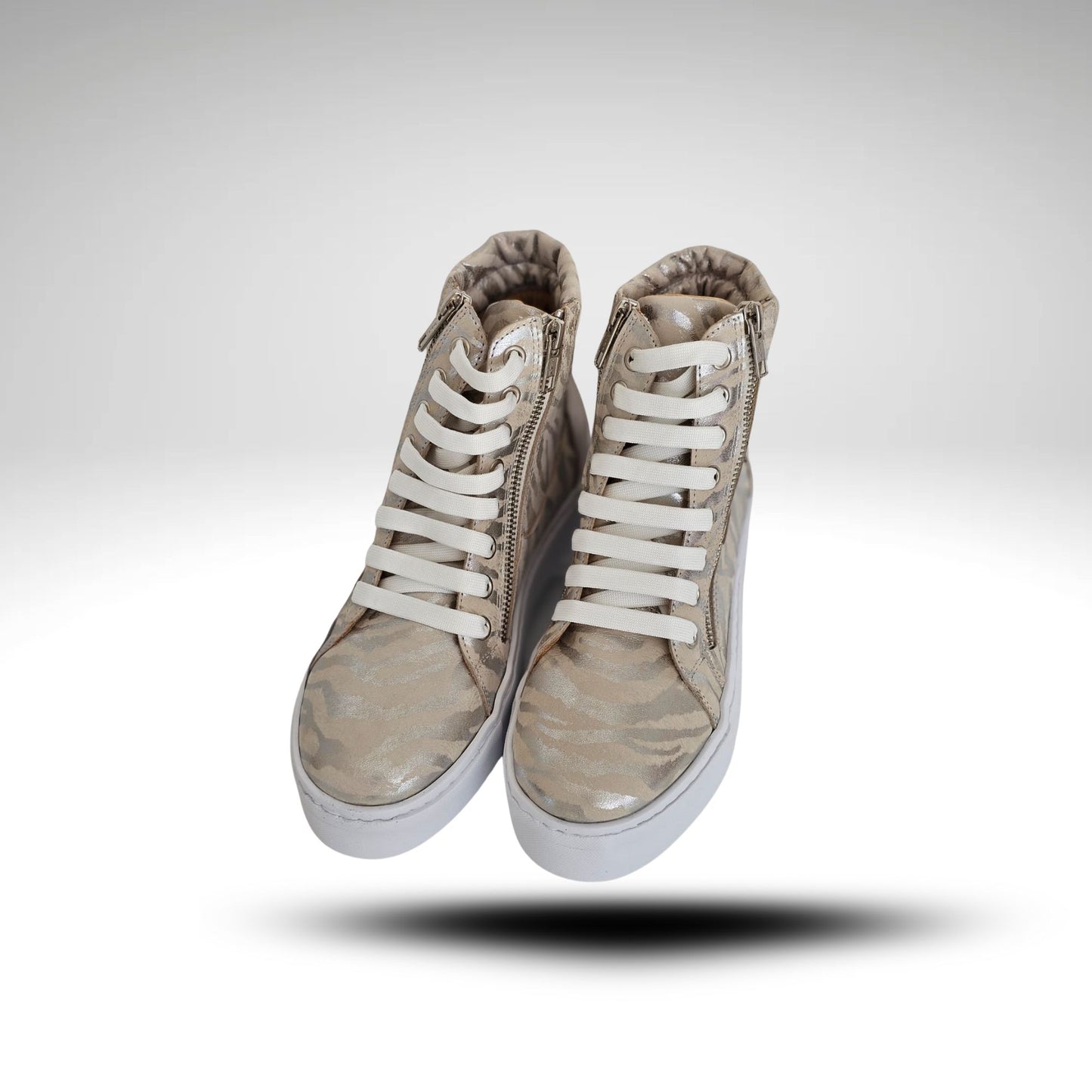 Zapatillas Roxi cuero , caña alta ,cordones.