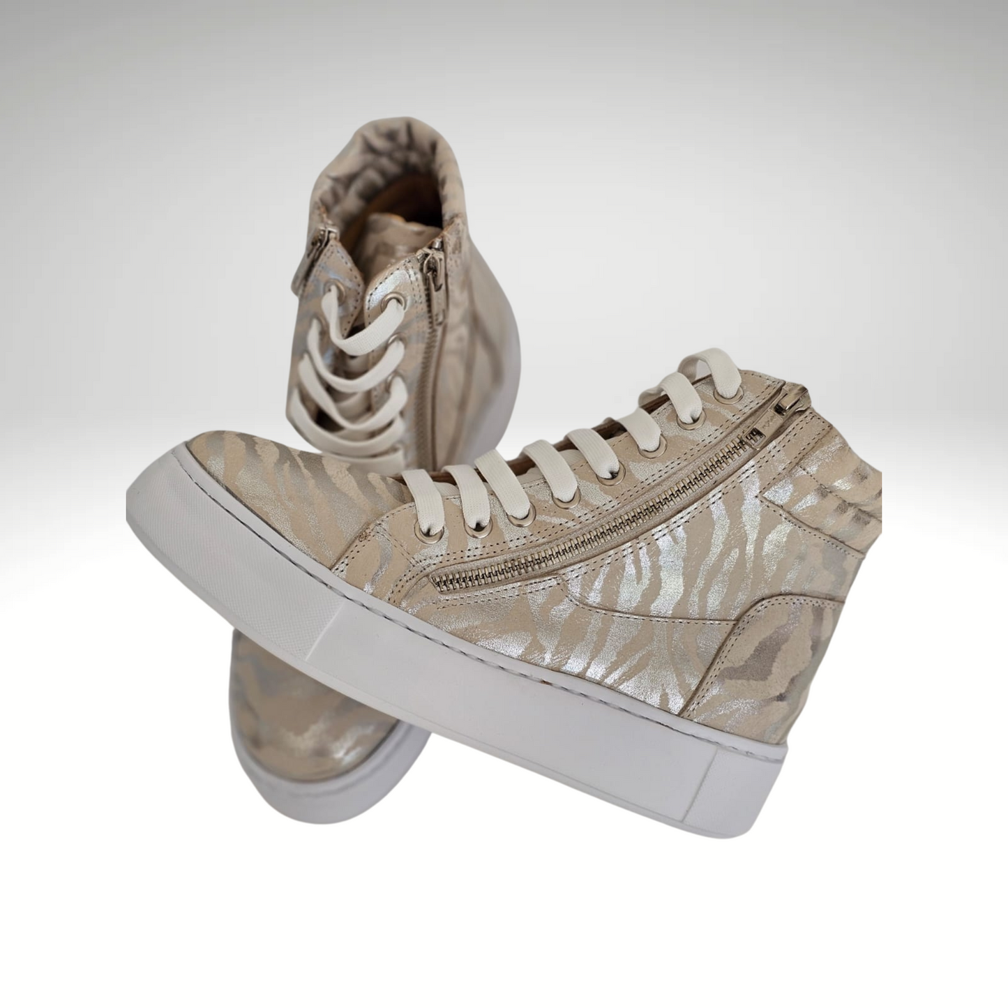 Zapatillas Roxi cuero , caña alta ,cordones.
