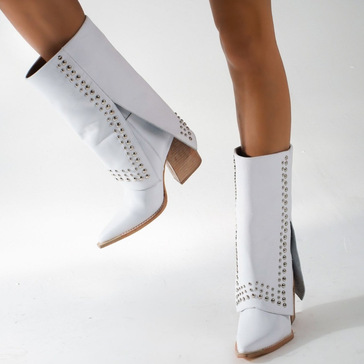 Bota cuero Polta Blanca Tachas.