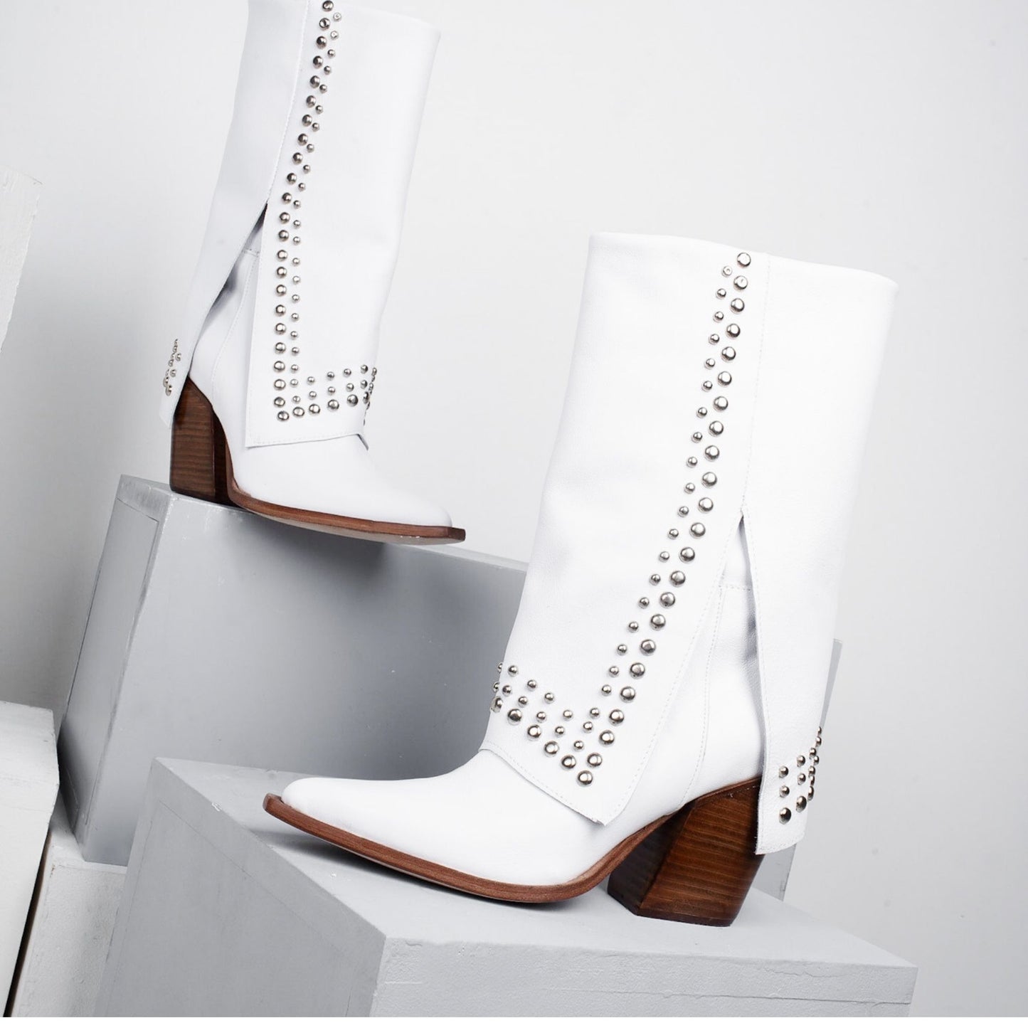 Bota cuero Polta Blanca Tachas.