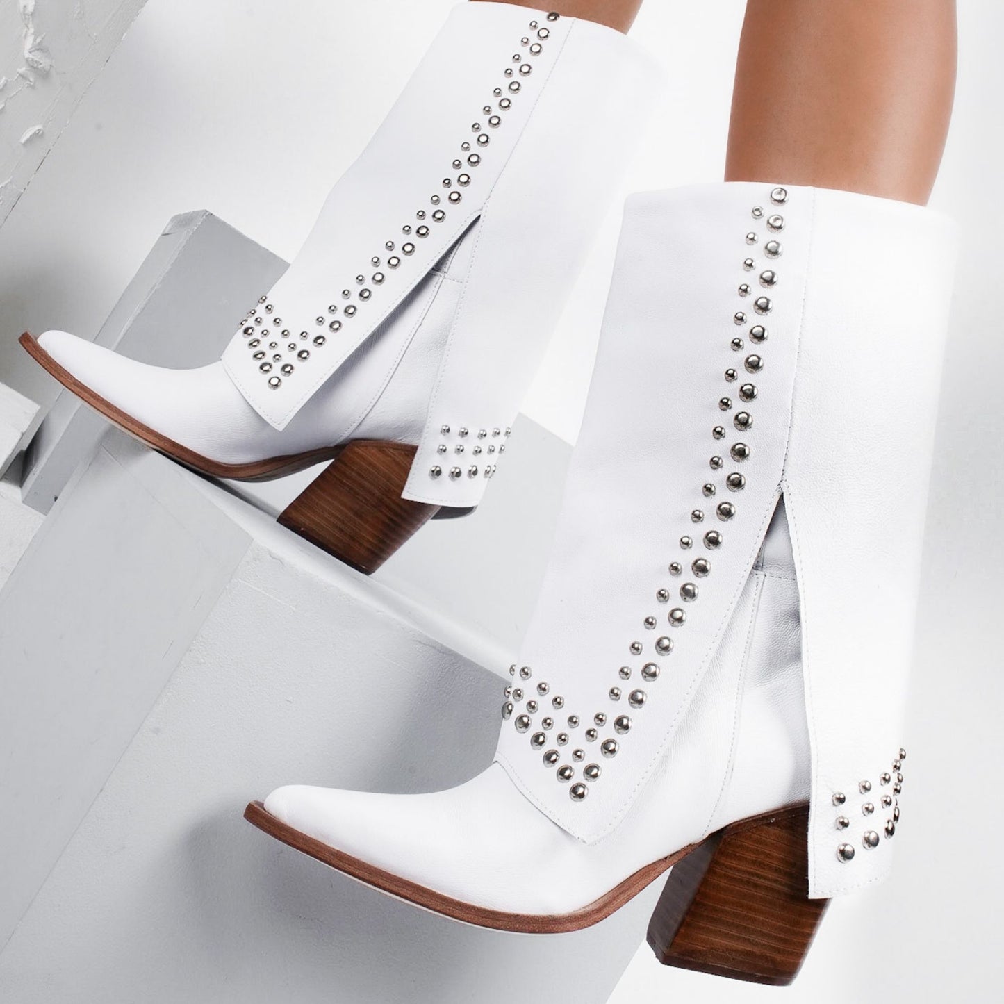 Bota cuero Polta Blanca Tachas.