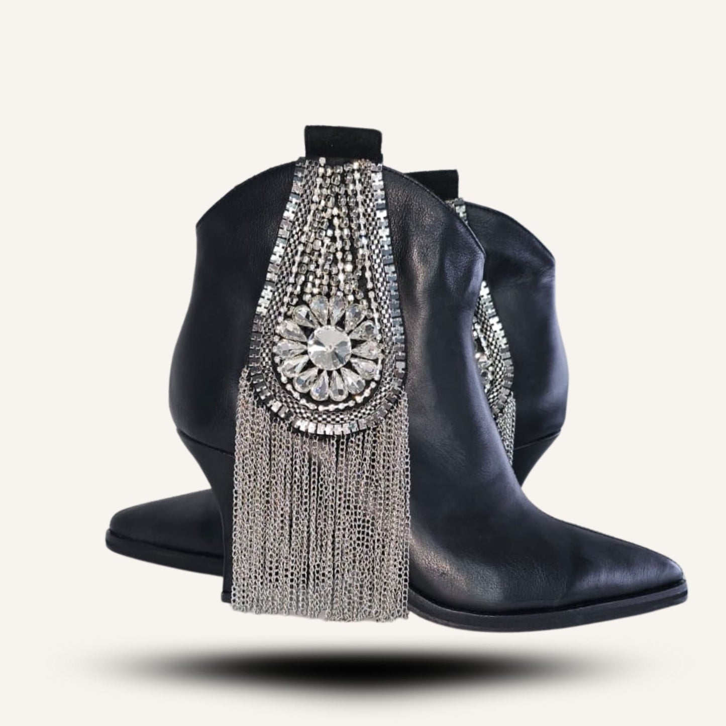 Botin negro con aplicacion Sarah.