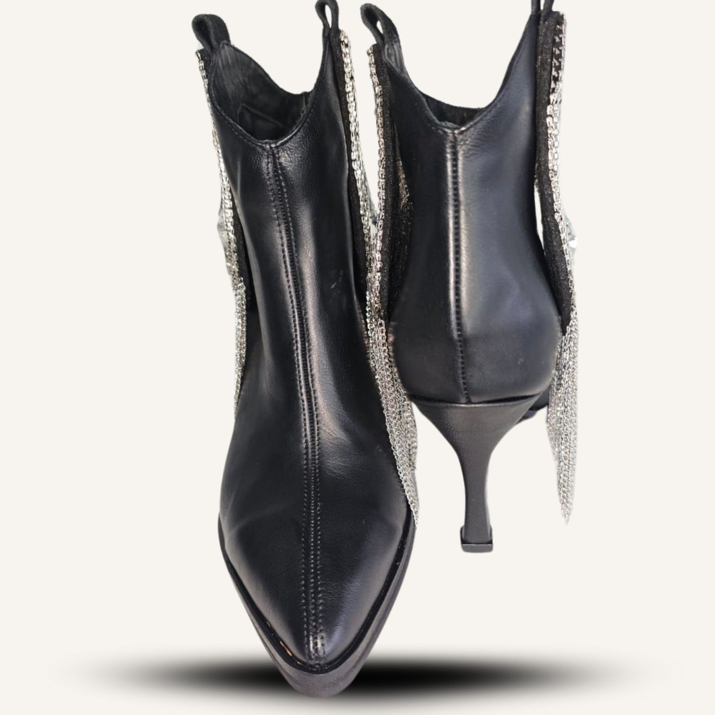 Botin negro con aplicacion Sarah.