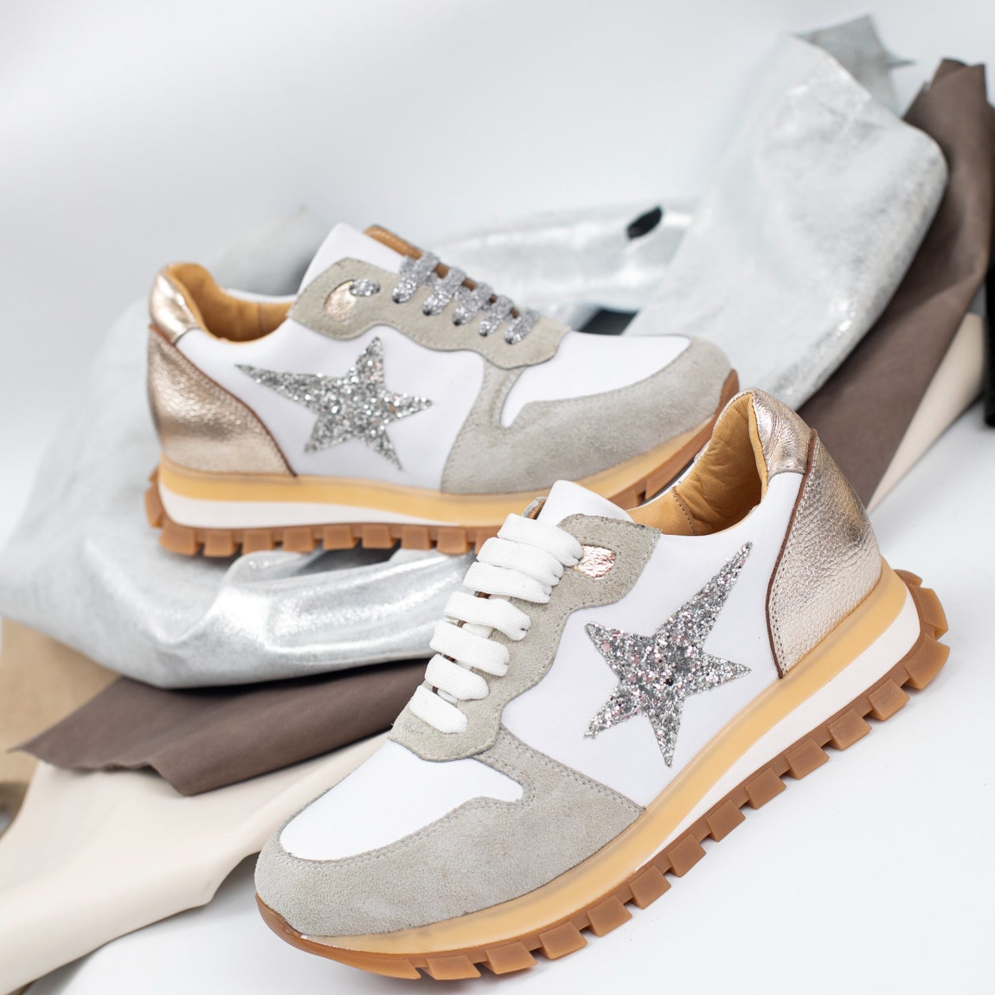 Zapatillas Agustina cueros.