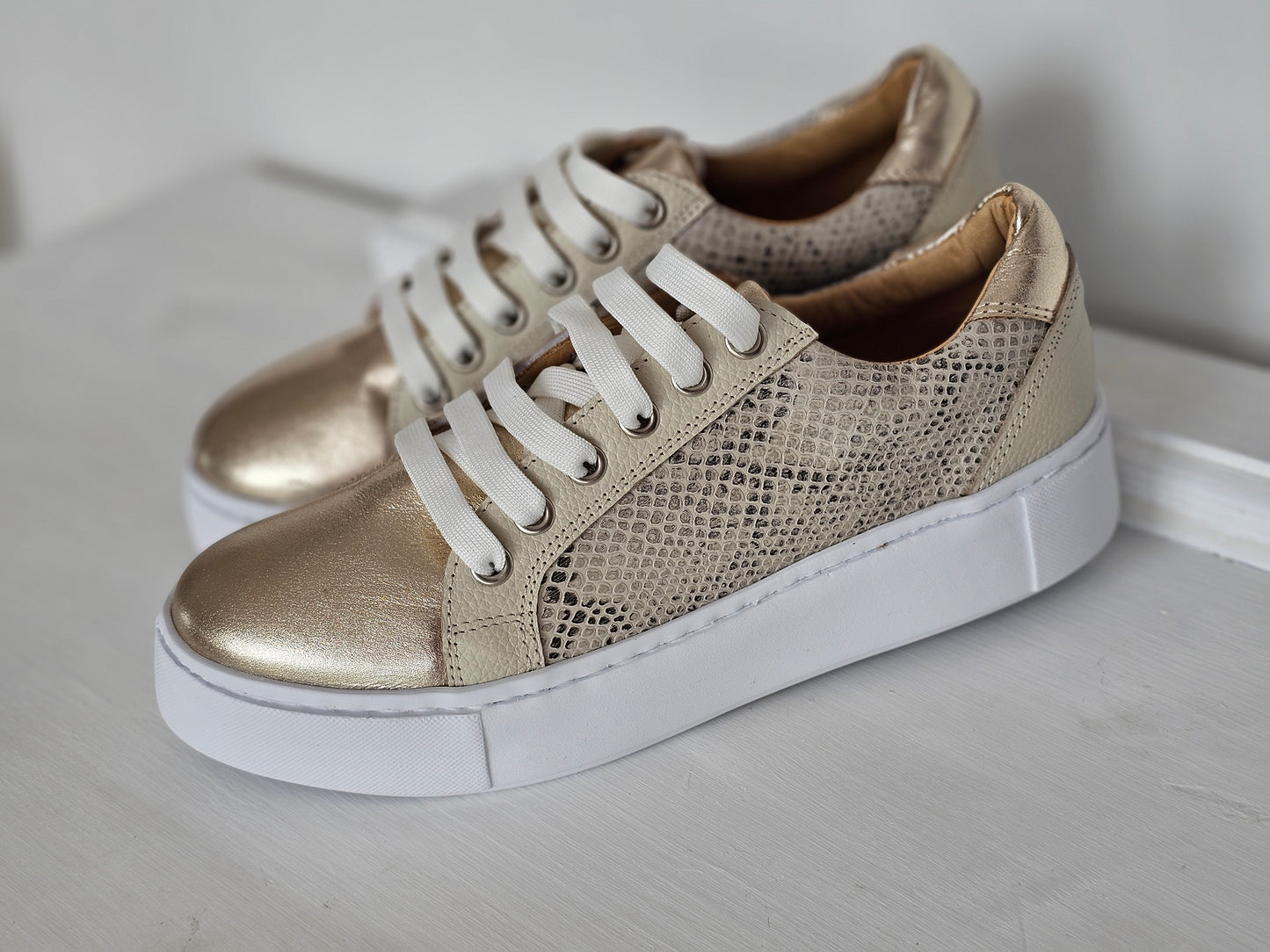 Zapatilla Lara cuero.