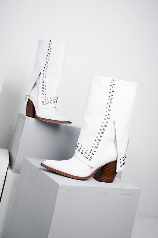 Bota cuero Polta Blanca Tachas.