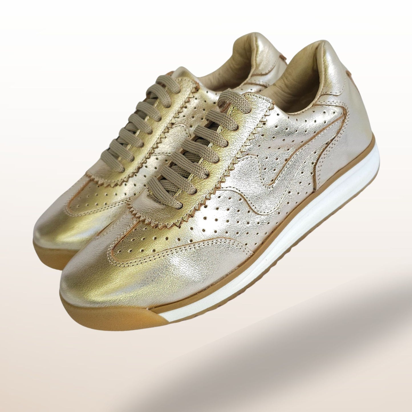 Sneaker Aura Gold – Cuero legítimo