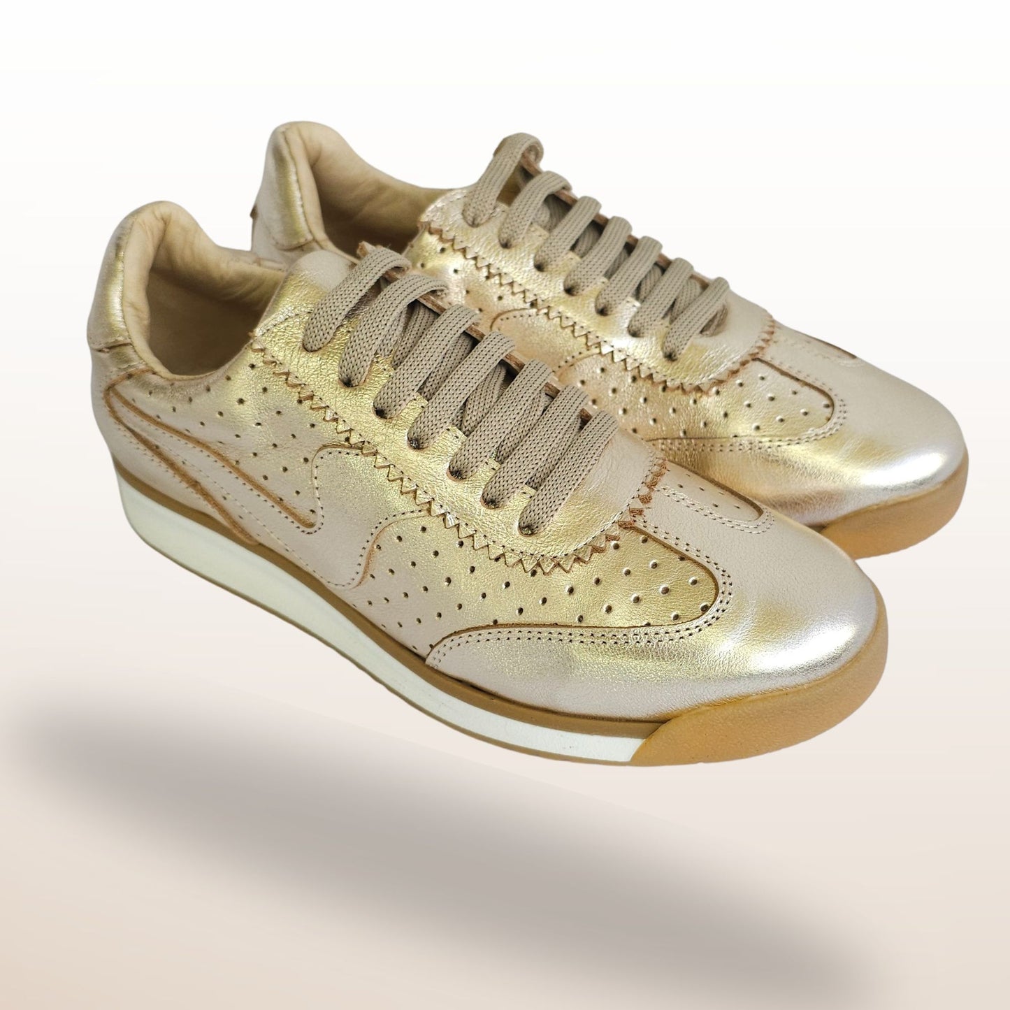 Sneaker Aura Gold – Cuero legítimo