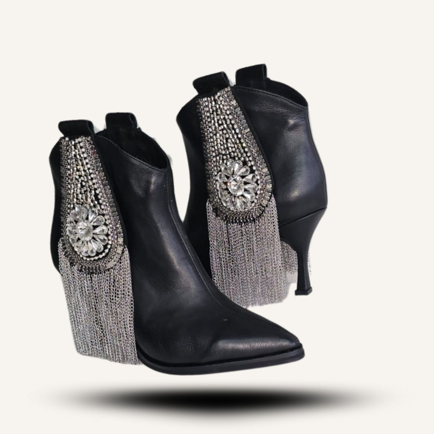 Botin negro con aplicacion Sarah.