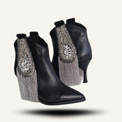 Botin negro con aplicacion Sarah.