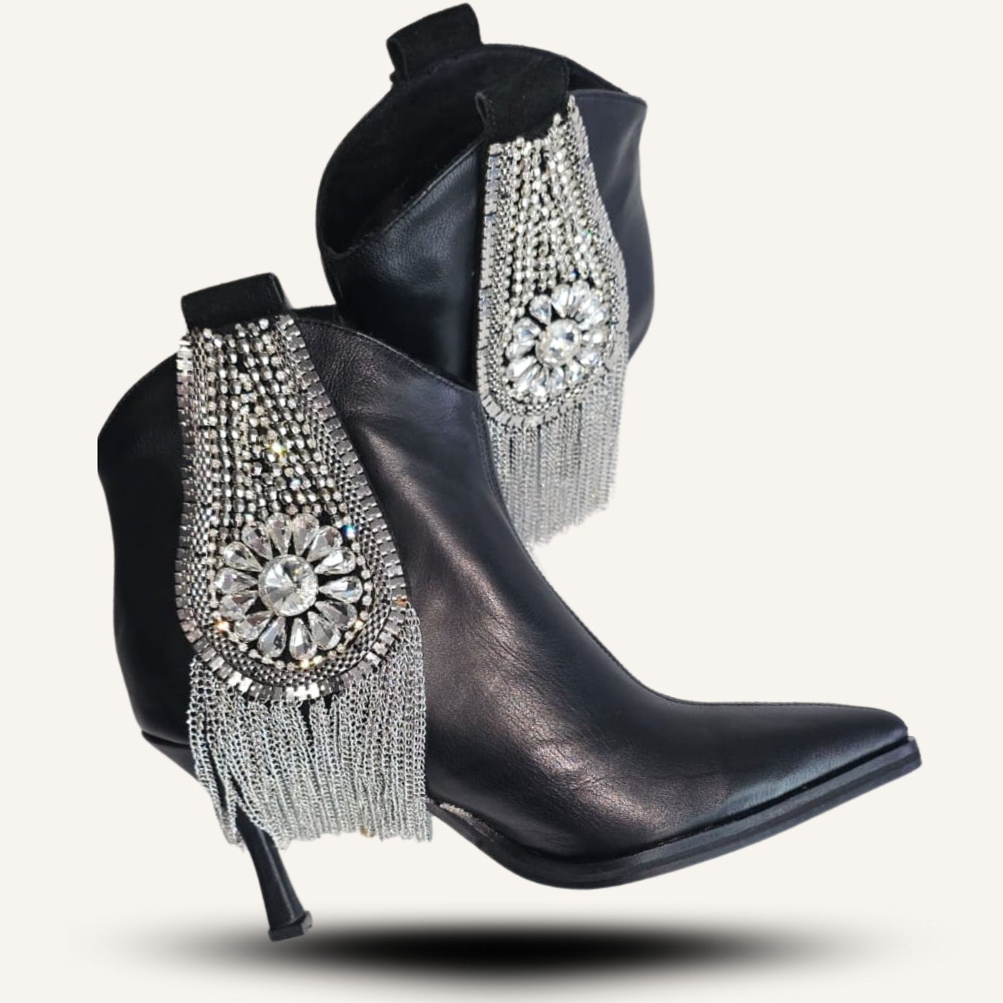 Botin negro con aplicacion Sarah.