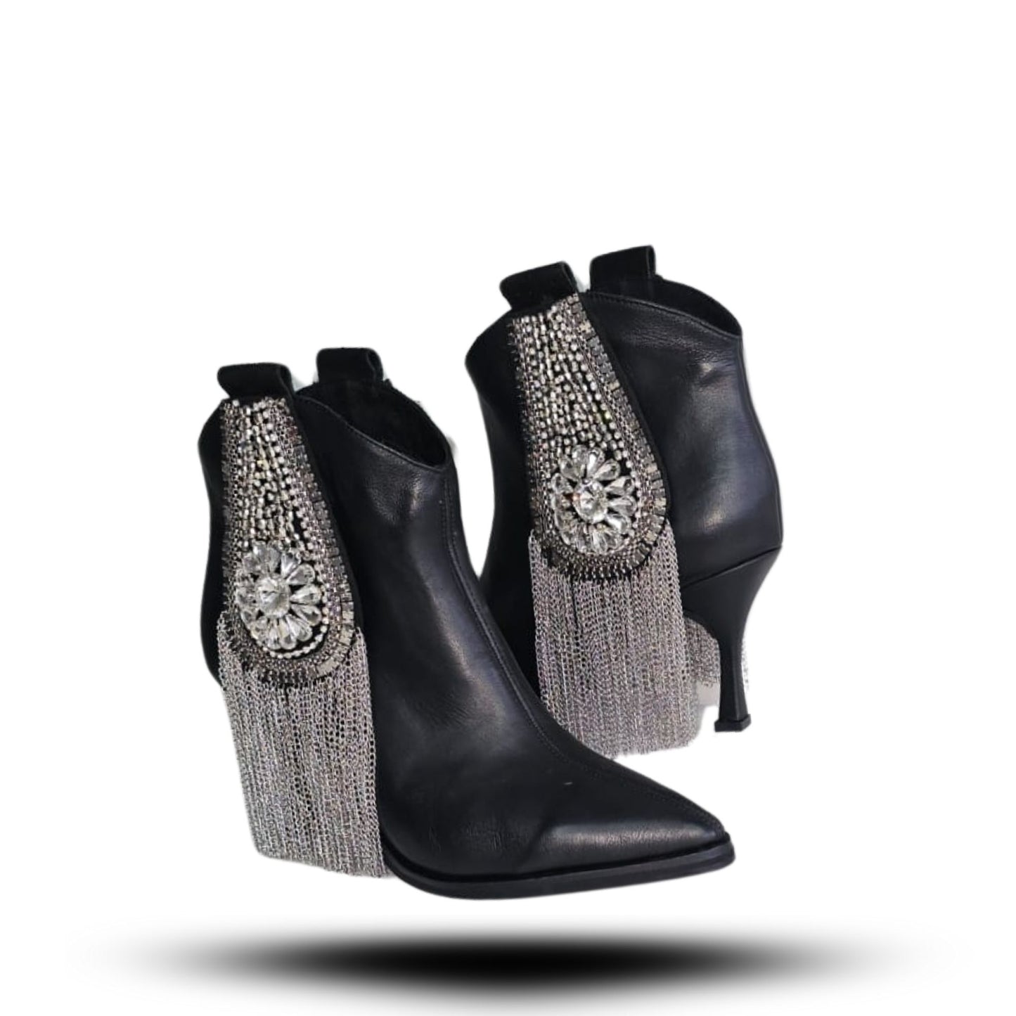 Botin negro con aplicacion Sarah.