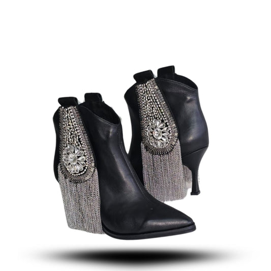 Botin negro con aplicacion Sarah.